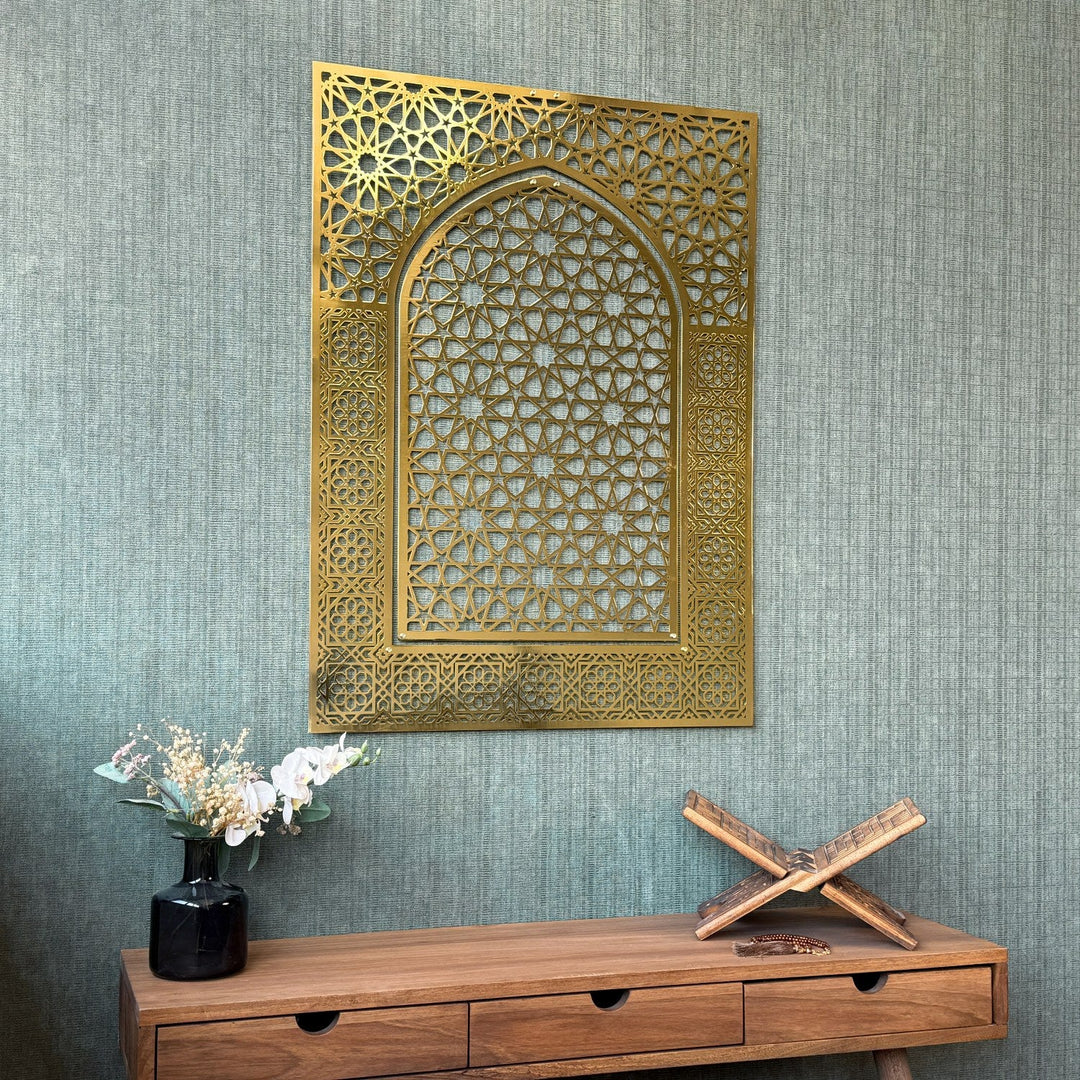 altin-renkli-mihrap-desenli-metal-tablo-islami-ev-dekorasyonu-icin-ideal-islamicwallart