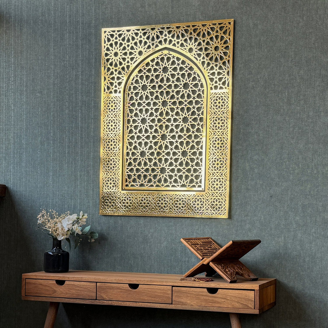 altin-ve-gumus-tonlarinda-tasarlanmis-geometrik-mihrap-metal-dekor-islamicwallart