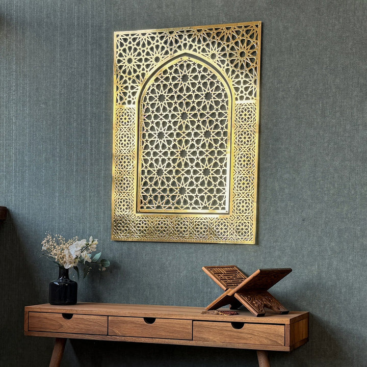 altin-ve-gumus-tonlarinda-tasarlanmis-geometrik-mihrap-metal-dekor-islamicwallart
