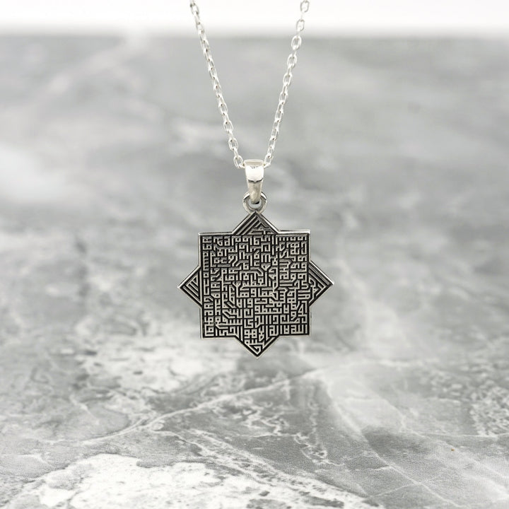 ayetel kursinin üzerine kufi hat ile islendigi selcuklu yildizi seklinde zincirli gumus kolye islamicwallart