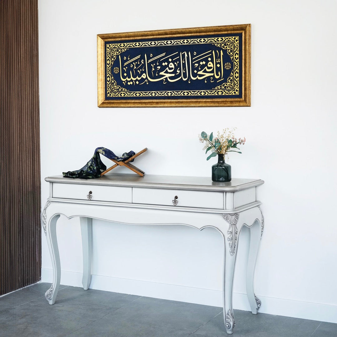 fetih-suresi-1-ayet-islami-tablo-kadife-uzeri-dini-duvar-tablosu-cagdas-islami-sanat-duvar-dekoru-ev-icin-islamicwallart