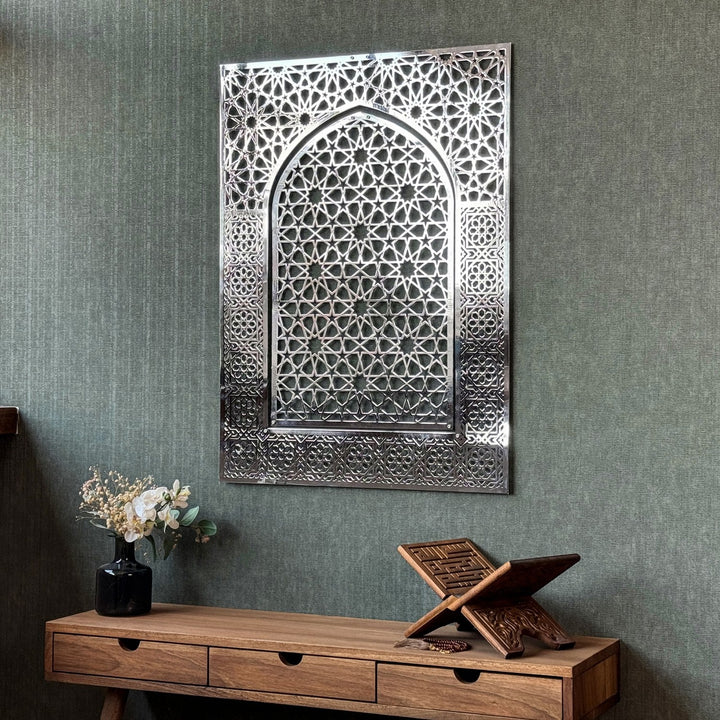 gumus-renkli-zarif-mihrap-tasarimli-metal-duvar-susu-modern-dekorasyon-islamicwallart