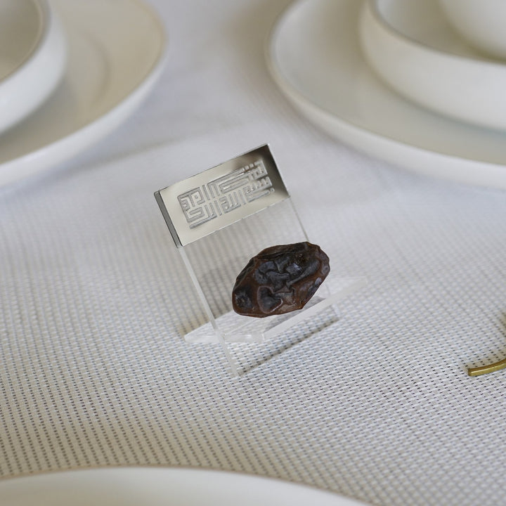 iftar-sofralariniza-siklik-katan-ve-anlamli-tasarimiyla-modern-besmele-yazili-hurma-standi-kufi-hat-sanati-ile-islamicwallarttr