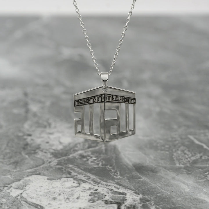 kabe tasarimli kufi hat ile kelime i tevhid yazili zincirli zarif gumus kolye islamicwallart