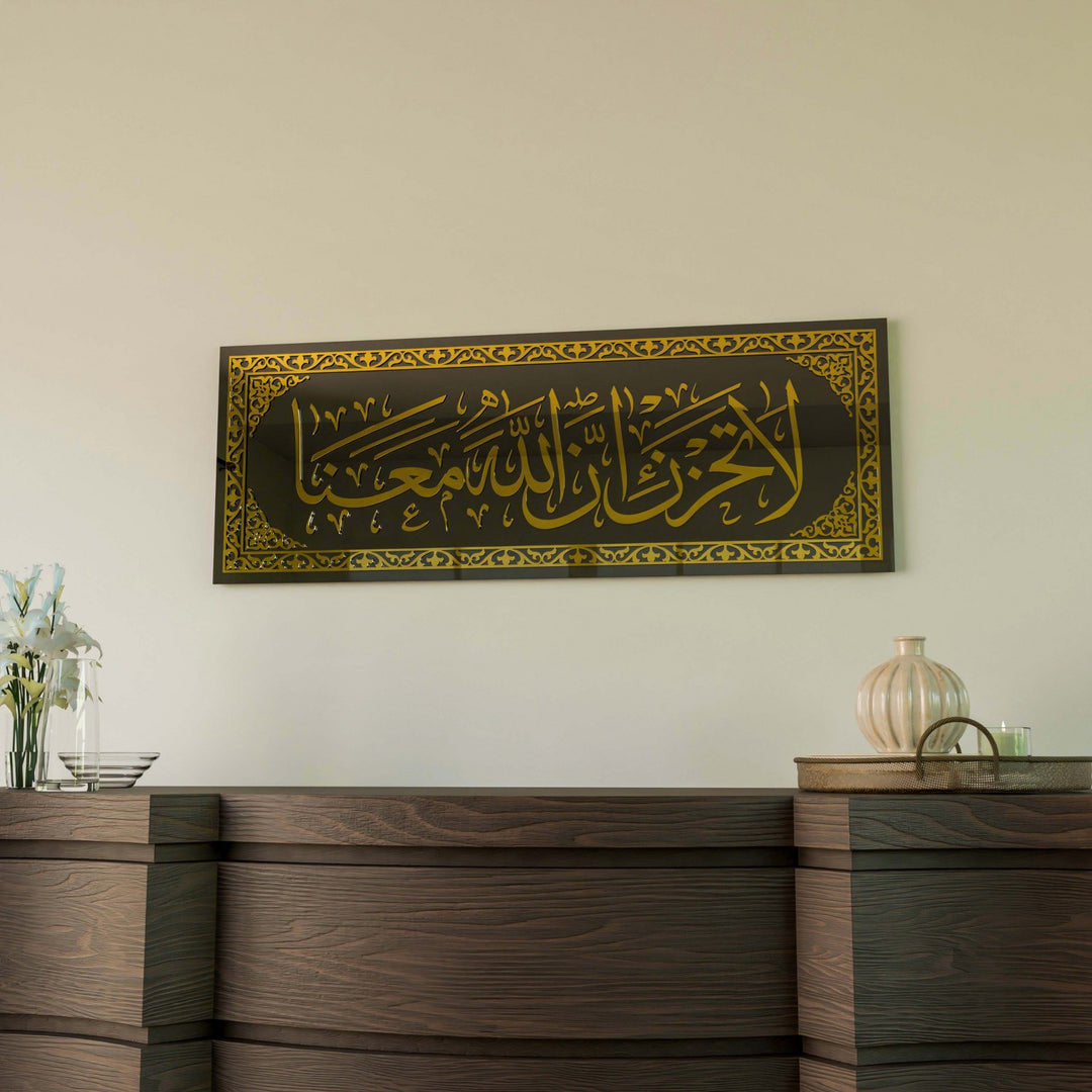 la-tahzen-innallahe-meana-altin-akrilik-cam-tablo-islamicwallarttr