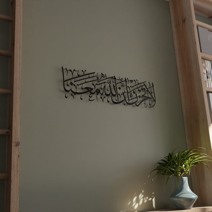 siyah-altin-bakir-gumus-renk-secenkleriyle-tevbe-suresi-metal-tablo-la-tahzen-yazili-modern-dini-dekor-islami-hediye-islamicwallarttr