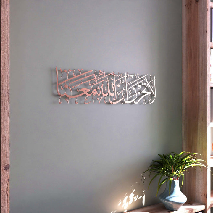 la-tahzen-metal-tablo-tevbe-suresi-ayetli-modern-islami-sanat-eseri-ev-ve-duvar-dekoru-dini-hediye-secimi-islamicwallarttr