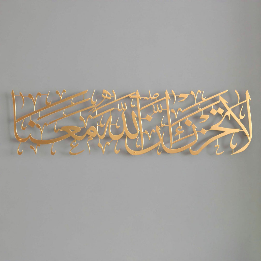 la-tahzen-innallahe-meana-modern-islami-metal-tablo-tevbe-suresi-40-ayet-yuksek-kalite-duvar-dekoru-ve-hediye-secenekleri-islamicwallarttr