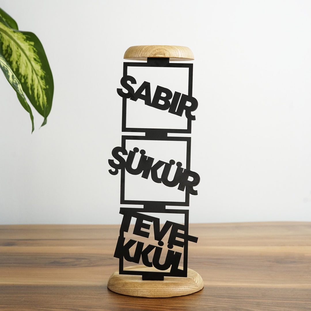 sabir sukur tevekkul ifadelerinin yer aldigi dikey tasarim metal mumlugun alt ve ust kisminda mum koymak icin ahsp stand bulunuyor islamicwallarttr