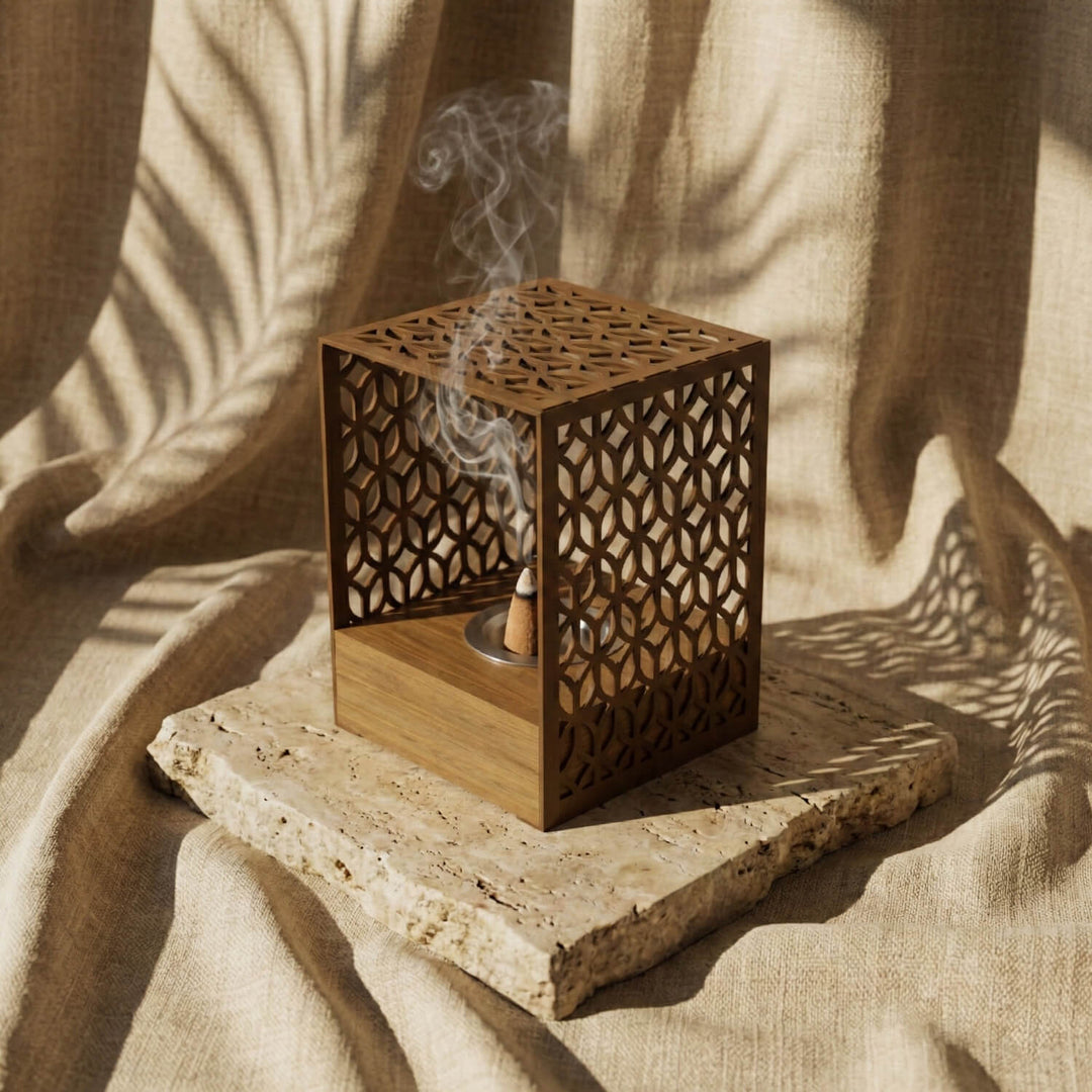 Ahşap Standlı Metal Tütsülük – Geometrik Motifli Minimalist Tasarım