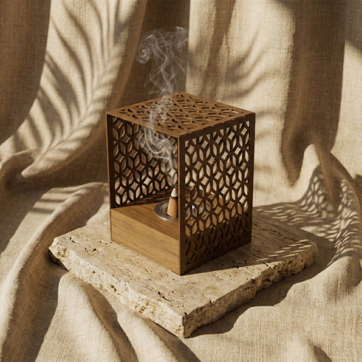 Ahşap Standlı Metal Tütsülük – Geometrik Motifli Minimalist Tasarım