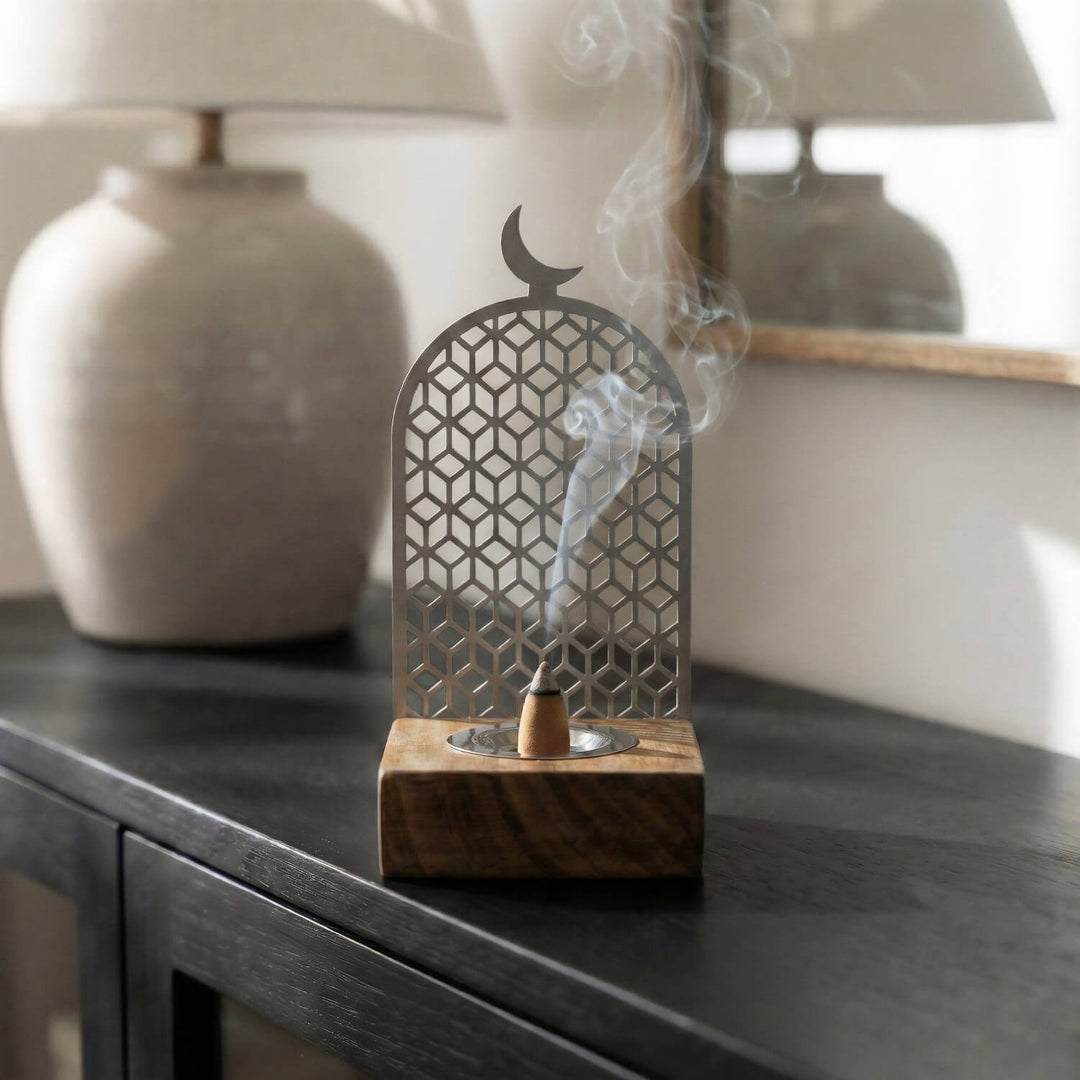 Geometrik Motifli Mihrap Tasarım Tütsülük – Ahşap Standlı Metal Dekor