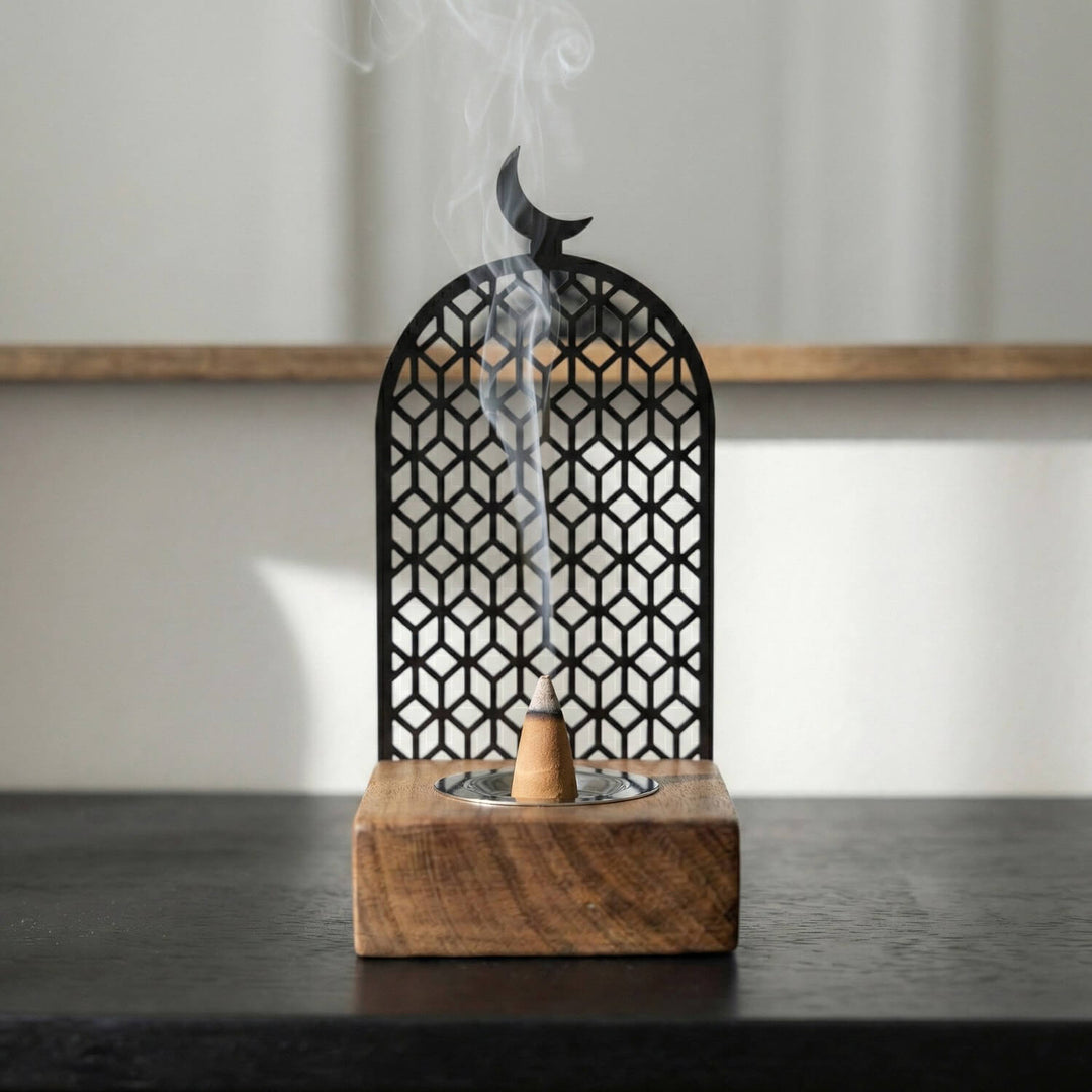 Geometrik Motifli Mihrap Tasarım Tütsülük – Ahşap Standlı Metal Dekor