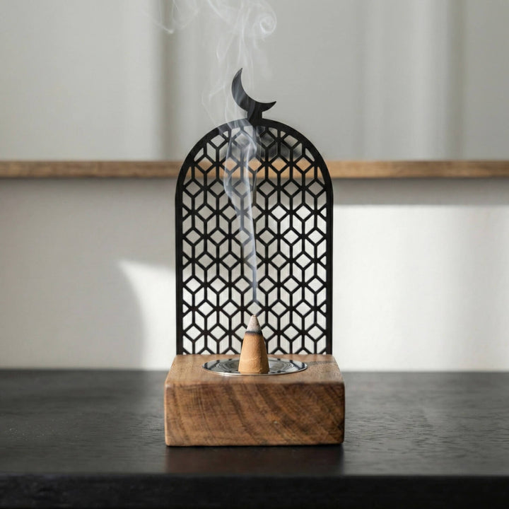 Geometrik Motifli Mihrap Tasarım Tütsülük – Ahşap Standlı Metal Dekor