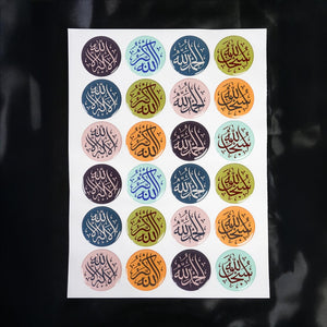 24 parçalık zikir epoksi sticker seti, renkli yuvarlak etiketler beyaz sayfada, koyu zeminde