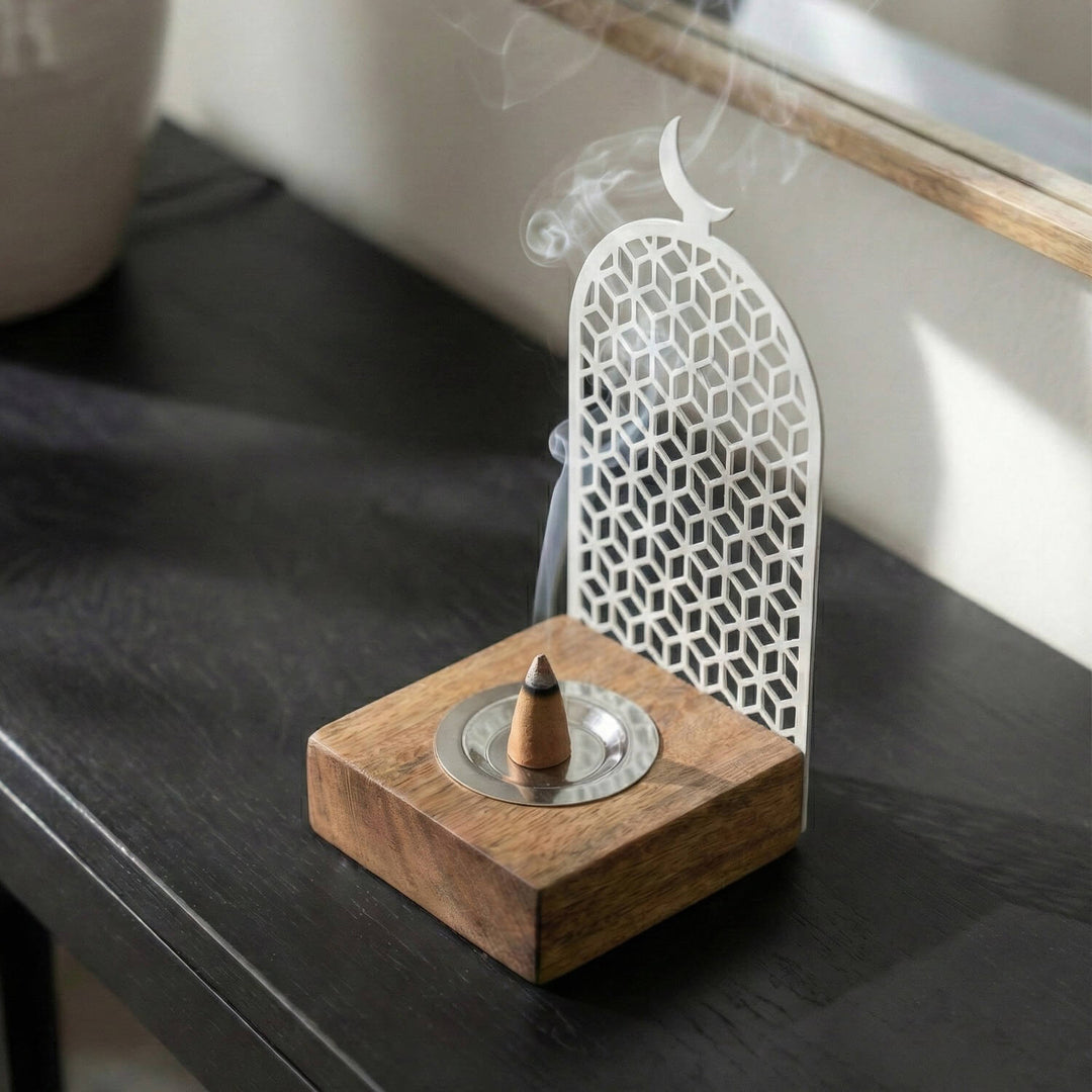Geometrik Motifli Mihrap Tasarım Tütsülük – Ahşap Standlı Metal Dekor