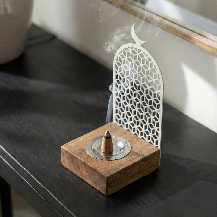 Geometrik Motifli Mihrap Tasarım Tütsülük – Ahşap Standlı Metal Dekor