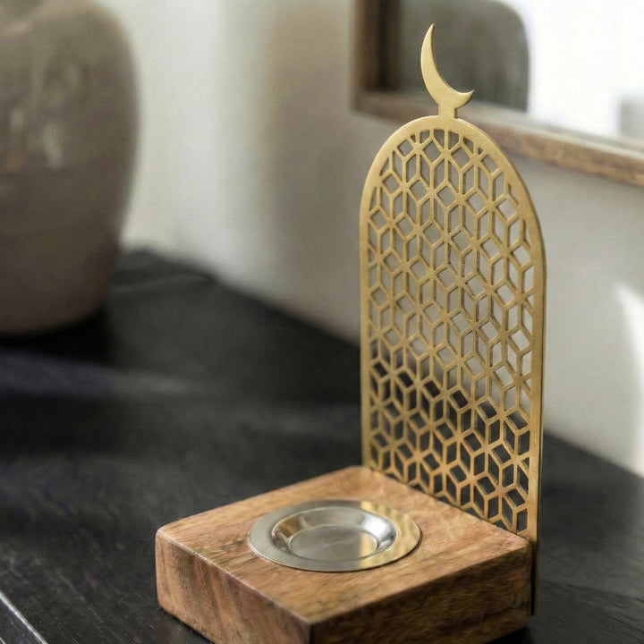 Geometrik Motifli Mihrap Tasarım Tütsülük – Ahşap Standlı Metal Dekor