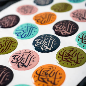 Zikir epoksi stickerların 3D kabartmalı parlak yüzeyinin yakın çekimi