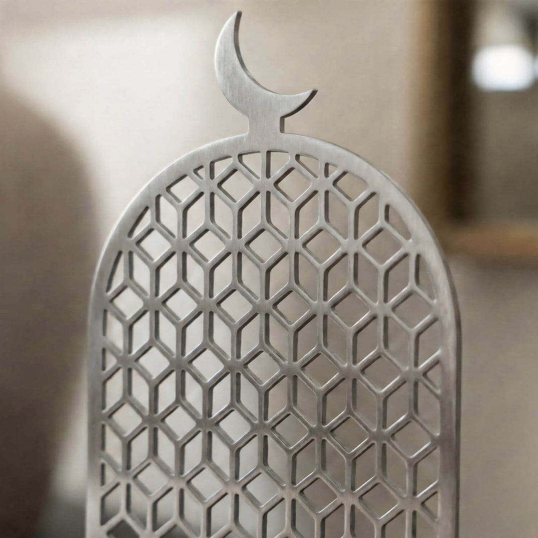 Geometrik Motifli Mihrap Tasarım Tütsülük – Ahşap Standlı Metal Dekor