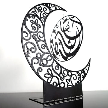 Siyah metal hilal masa dekoru ve zincirle asılı Ramazan Kerim yazılı daire, açılı görünüm