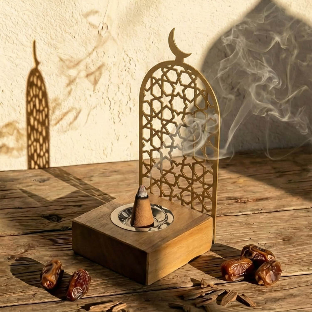 Ahsap taban uzerine yerlestirilmis geometrik desenli altin renk metal tutsuluk ve hilal figuru ile zarif bir tasarim islamicwallarttr