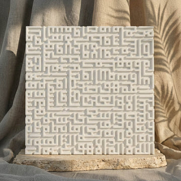 Ayetel Kürsi Kufi hat kabartmalı beyaz taş dekorun yakın ön görünümü