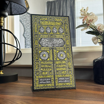 Kabe Kapısı metal masa dekorunun hafif açılı görünümü, ahşap masa üzerinde