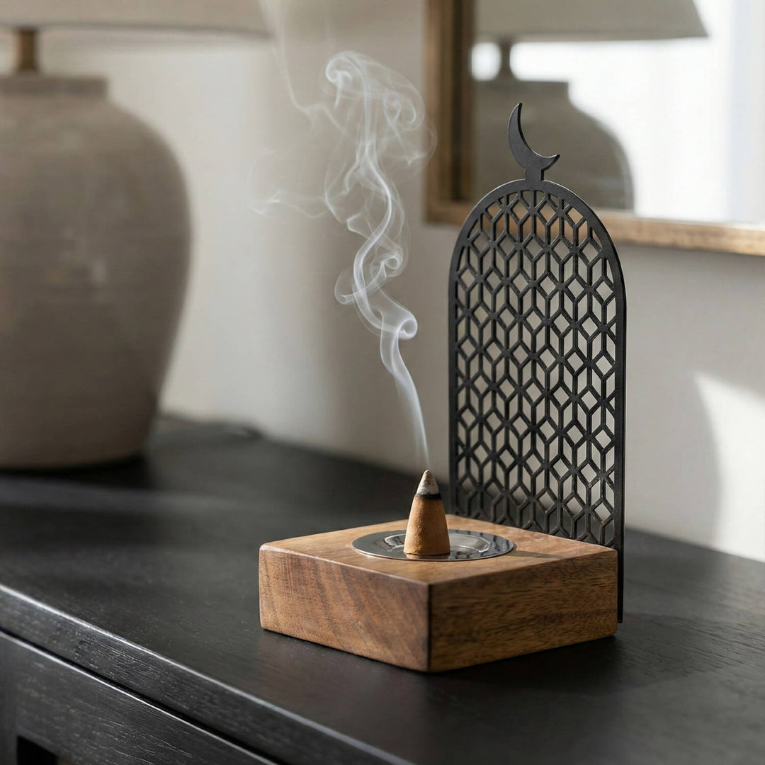 Geometrik Motifli Mihrap Tasarım Tütsülük – Ahşap Standlı Metal Dekor