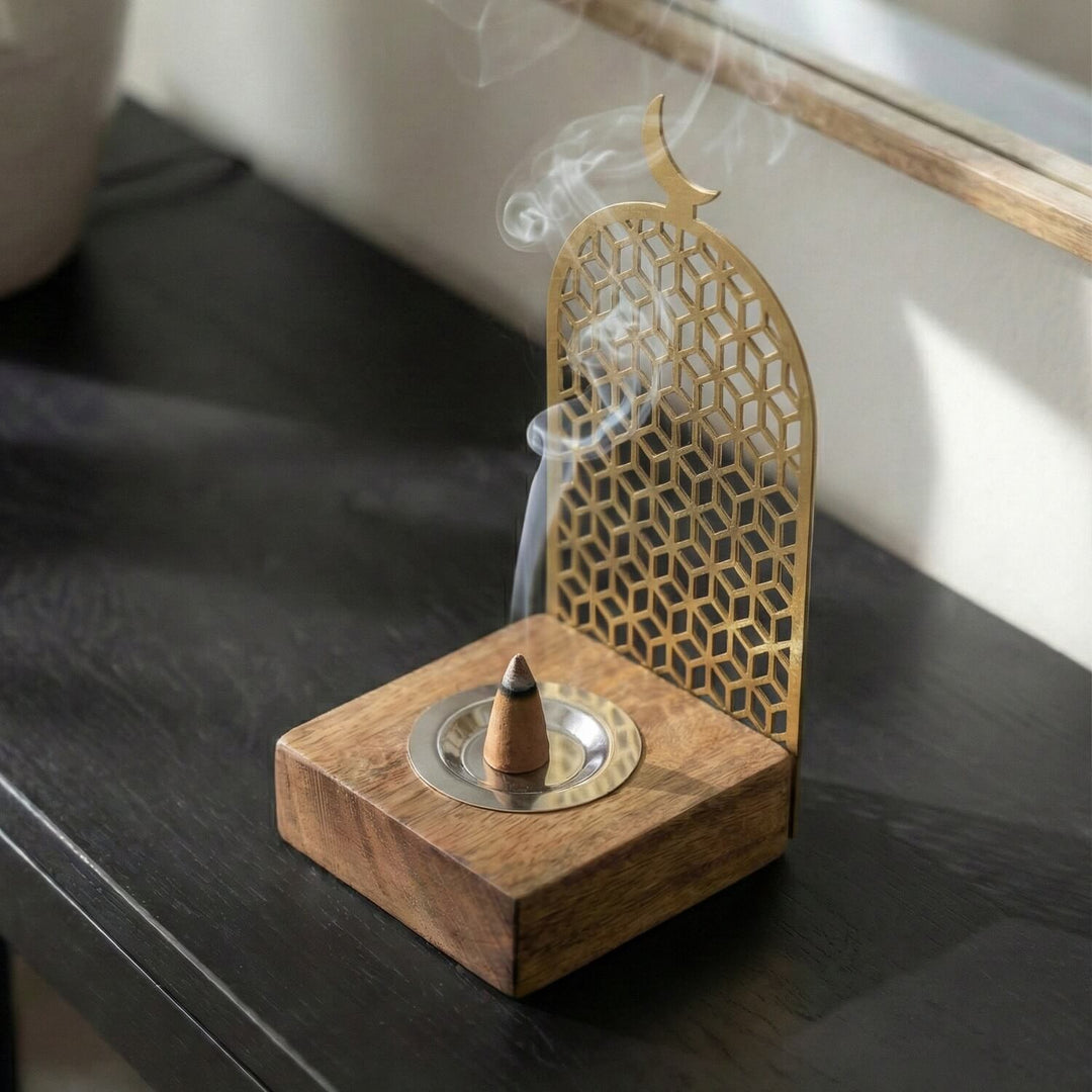 Geometrik Motifli Mihrap Tasarım Tütsülük – Ahşap Standlı Metal Dekor