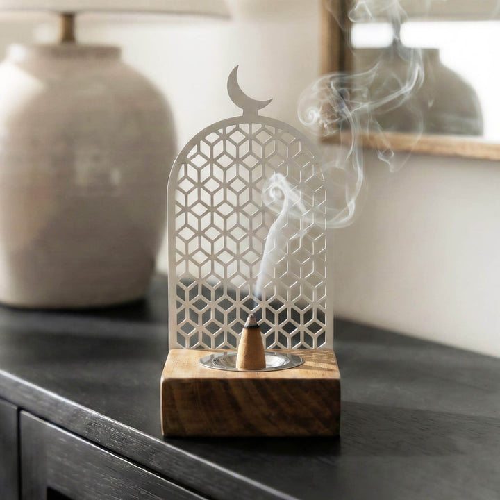 Geometrik Motifli Mihrap Tasarım Tütsülük – Ahşap Standlı Metal Dekor