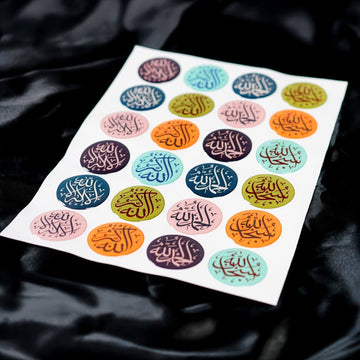 Zikir epoksi sticker sayfası, pastel renkli yuvarlak etiketler açılı görünüm