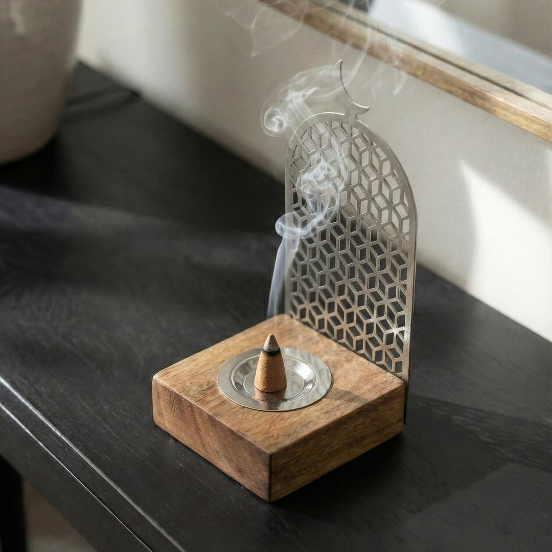 Geometrik Motifli Mihrap Tasarım Tütsülük – Ahşap Standlı Metal Dekor