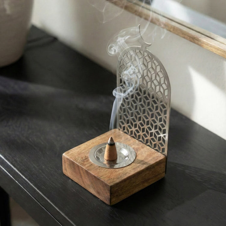 Geometrik Motifli Mihrap Tasarım Tütsülük – Ahşap Standlı Metal Dekor