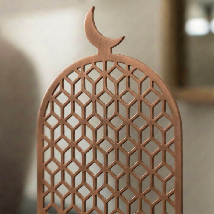 Geometrik Motifli Mihrap Tasarım Tütsülük – Ahşap Standlı Metal Dekor