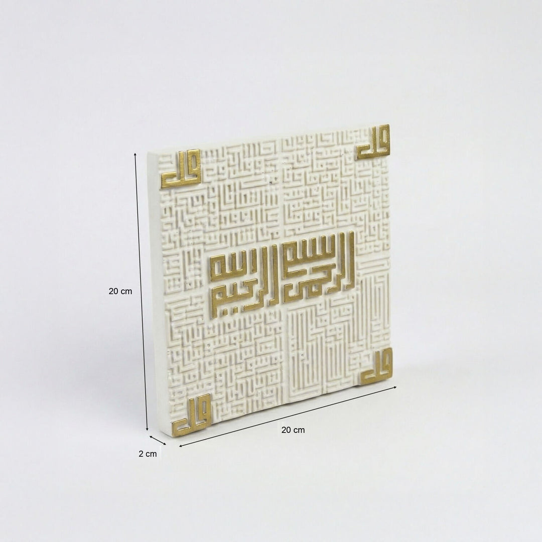 4 Kul Suresi taş dekor ölçüleri: 20 x 20 cm ve 2 cm kalınlık, beyaz fonda açılı görünüm