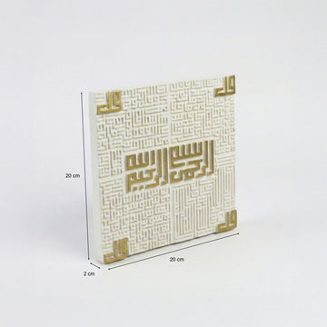 4 Kul Suresi taş dekor ölçüleri: 20 x 20 cm ve 2 cm kalınlık, beyaz fonda açılı görünüm