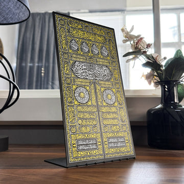 Kabe Kapısı metal masa ve raf dekorunun yandan görünümü, altındaki siyah metal ayak
