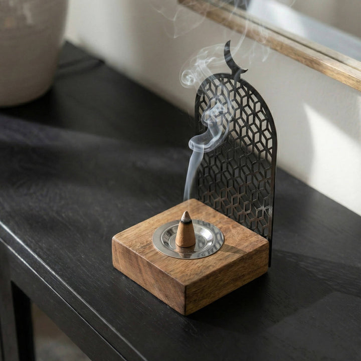 Geometrik Motifli Mihrap Tasarım Tütsülük – Ahşap Standlı Metal Dekor