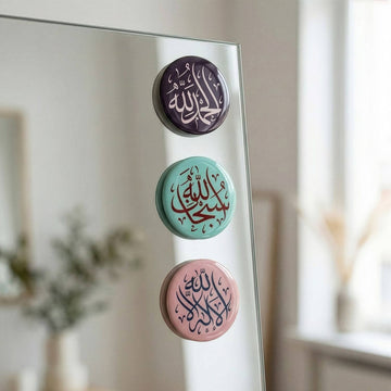 Ayna yüzeyine yapıştırılmış üç renkli zikir epoksi sticker
