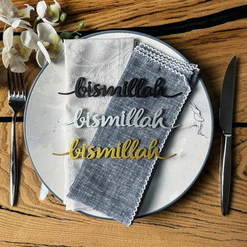 Siyah, Gümüş ve Altın Bismillah yazılı metal peçete süsü renk seçenekleri, mavi peçeteli tabakta