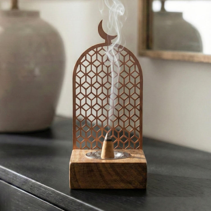 Geometrik Motifli Mihrap Tasarım Tütsülük – Ahşap Standlı Metal Dekor