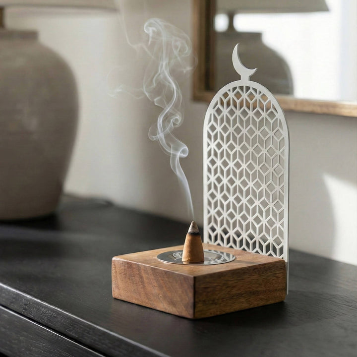 Geometrik Motifli Mihrap Tasarım Tütsülük – Ahşap Standlı Metal Dekor