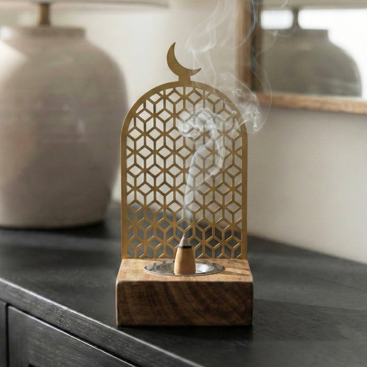 Geometrik Motifli Mihrap Tasarım Tütsülük – Ahşap Standlı Metal Dekor