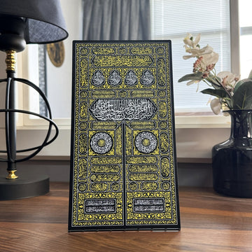 14x26 cm Kabe Kapısı metal masa dekoru, siyah gövde ve altın sarısı desenlerle yakın önden görünüm