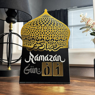 Altın akrilik kubbeli siyah masaüstü Ramazan takvimi, karşıdan görünüm