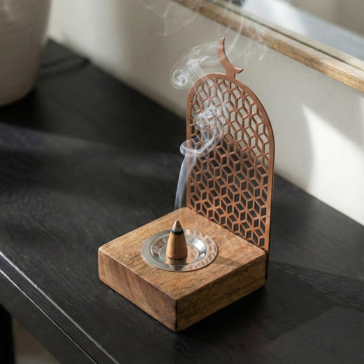 Geometrik Motifli Mihrap Tasarım Tütsülük – Ahşap Standlı Metal Dekor