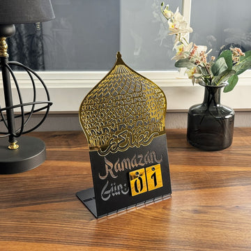 Masaüstü Ramazan takvimi, yandan görünüm ve altın akrilik kubbe deseni