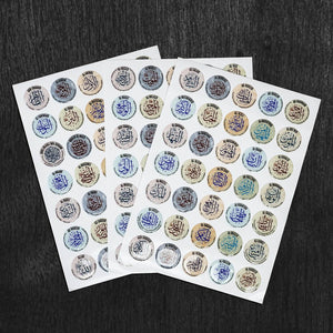 Esmaül Hüsna 3D epoksi sticker setinin üç sayfası, siyah ahşap zeminde yan yana