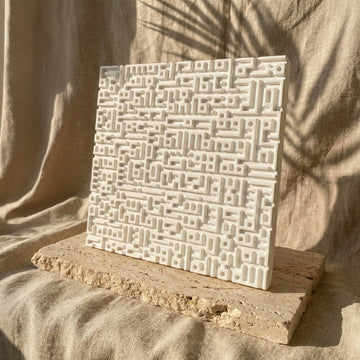 Kufi hat taş dekorun yandan açılı görünümü, kabartma harflerin gölgesiyle